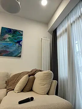 LuisaBecker online show from April 10, 1:18 pm