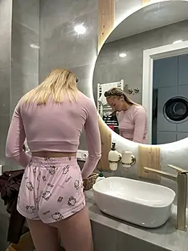 LuisaBecker online show from April 14, 4:28 am