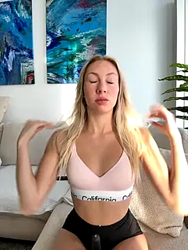 LuisaBecker online show from October 22, 1:10 pm