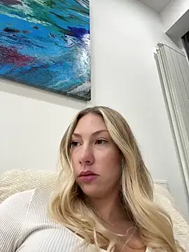 LuisaBecker online show from December 15, 1:50 pm