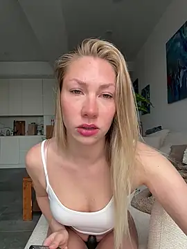 LuisaBecker online show from February 13, 9:31 am