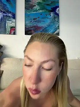 Snapshot of LuisaBecker chatting on May 13, 3:19 pm LuisaBecker online show from May 13, 3:19 pm
