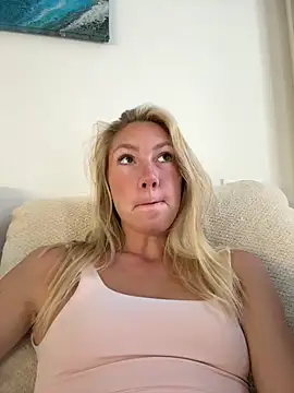 Snapshot of LuisaBecker chatting on May 23, 12:37 pm LuisaBecker online show from May 23, 12:37 pm