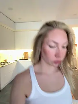 LuisaBecker online show from April 15, 3:56 am