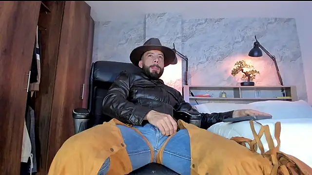 Snapshot of bruno_woods chatting on October 7, 12:00 am bruno woods online show from October 7, 12:00 am