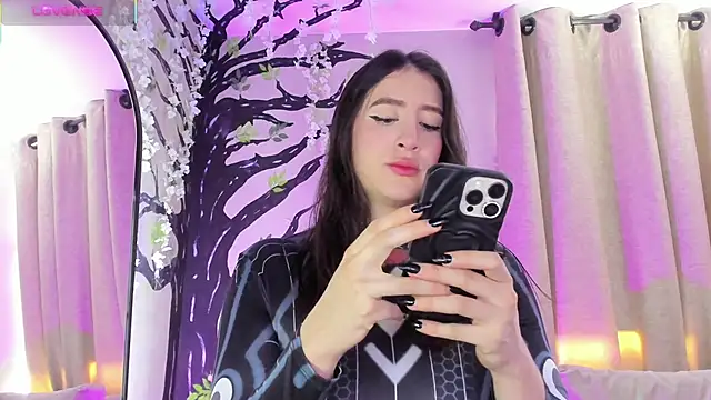  AlejaCruz  online show from November 13, 6:45 pm