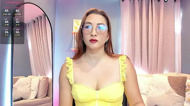 Snapshot of _LaraMom_ chatting on June 9, 7:37 pm LaraMom online show from June 9, 7:37 pm