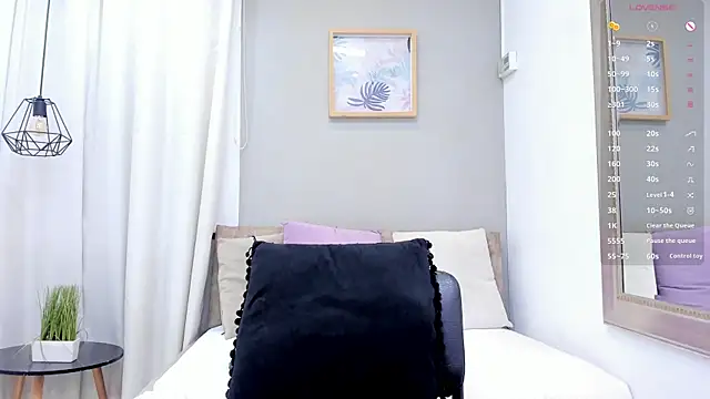 Snapshot of _LaraMom_ chatting on June 11, 12:32 am LaraMom online show from June 11, 12:32 am