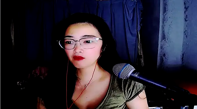 Snapshot of Floor_oo chatting on February 19, 3:05 pm Floor oo online show from February 19, 3:05 pm