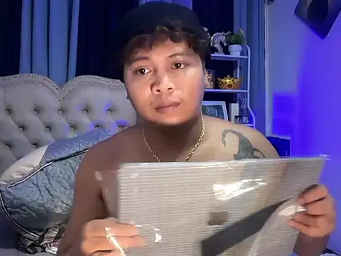 Snapshot of asian_sweetboy chatting on February 25, 5:51 am asian sweetboy online show from February 25, 5:51 am