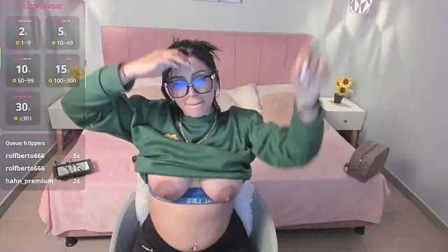 Snapshot of tiffani__love chatting on March 22, 6:14 pm tiffani love online show from March 22, 6:14 pm