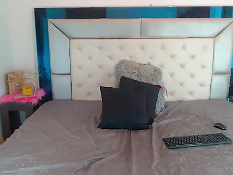 Snapshot of kerliythariana chatting on May 17, 12:10 am kerliythariana online show from May 17, 12:10 am