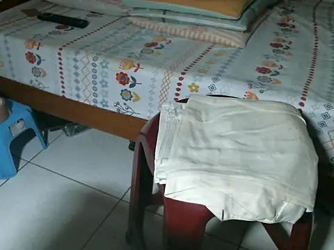 Snapshot of triangle0623 chatting on October 8, 10:17 am triangle0623 online show from October 8, 10:17 am