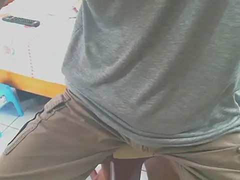 Snapshot of triangle0623 chatting on October 28, 4:24 am triangle0623 online show from October 28, 4:24 am