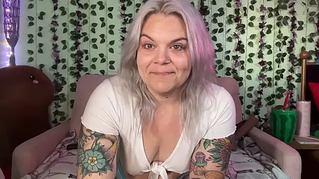 CherryBombBomb online show from May 25, 2:33 am