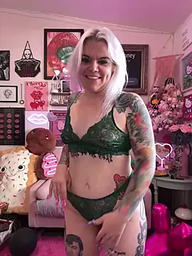 Snapshot of CherryBombBomb chatting on February 15, 9:17 pm CherryBombBomb online show from February 15, 9:17 pm