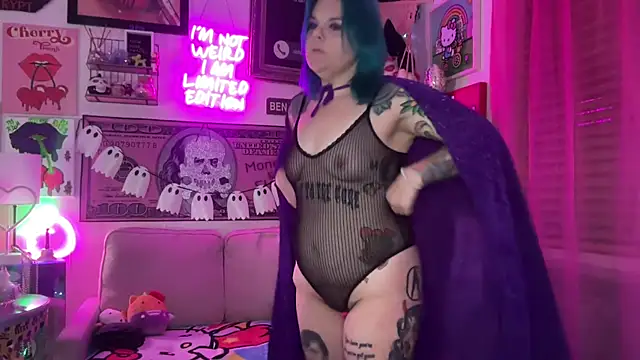 Snapshot of CherryBombBomb chatting on October 28, 4:57 am CherryBombBomb online show from October 28, 4:57 am