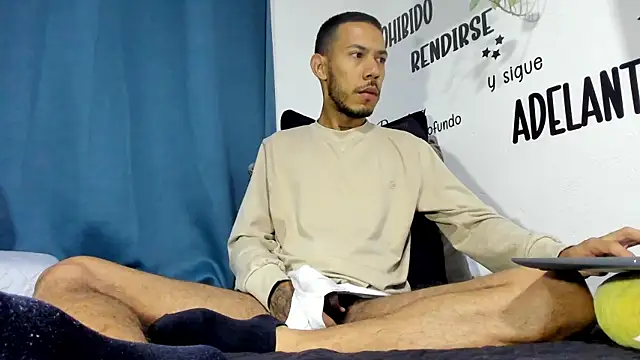 Snapshot of Aronxxs chatting on December 15, 7:58 am Aronxxs online show from December 15, 7:58 am