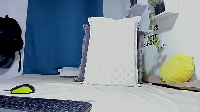 Snapshot of Aronxxs chatting on February 28, 9:42 am Aronxxs online show from February 28, 9:42 am