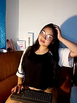 Caroll Luna online show from December 18, 4:53 am