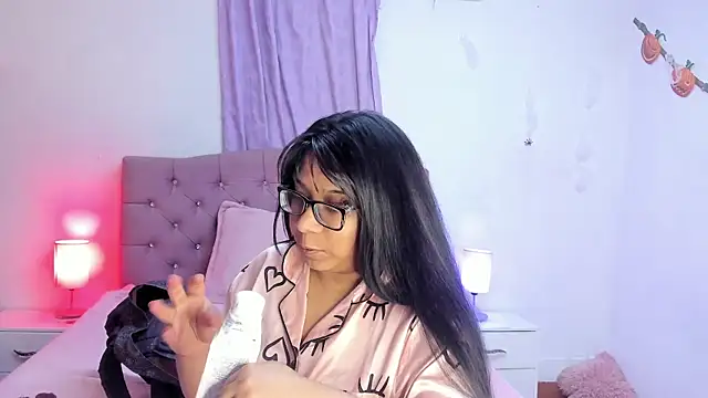 Snapshot of Latinabombsheell chatting on October 16, 3:26 am Latinabombsheell online show from October 16, 3:26 am
