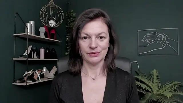 VivianWILD online show from December 16, 7:01 am