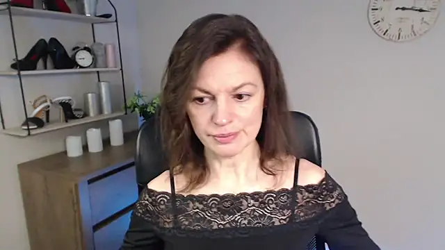 Snapshot of VivianWILD chatting on February 6, 6:51 am VivianWILD online show from February 6, 6:51 am