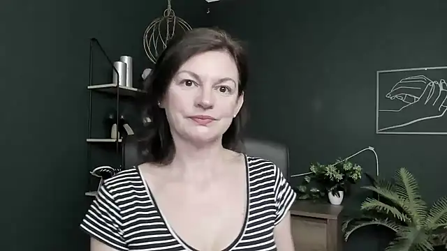 VivianWILD online show from May 26, 5:49 am
