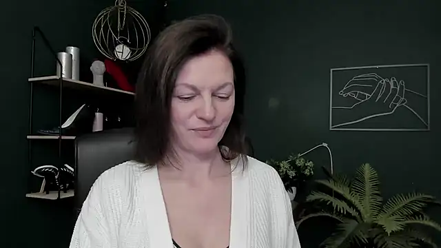 VivianWILD online show from February 7, 7:05 am