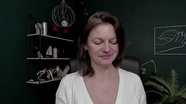 VivianWILD online show from December 4, 6:45 am