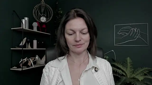 VivianWILD online show from December 17, 8:30 am