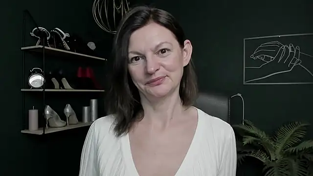 VivianWILD online show from November 5, 7:00 am