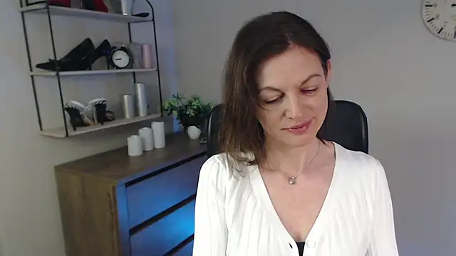 Snapshot of VivianWILD chatting on February 25, 7:20 am VivianWILD online show from February 25, 7:20 am