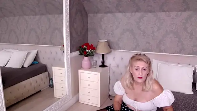 Snapshot of ElenaJuarez chatting on November 10, 6:02 pm ElenaJuarez online show from November 10, 6:02 pm