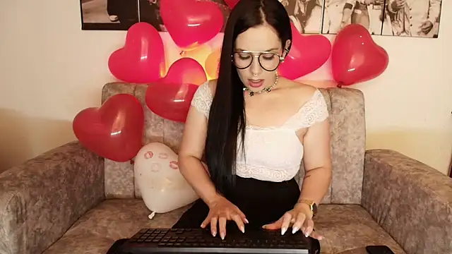 Snapshot of camii_evanss chatting on February 12, 6:19 pm camii evanss online show from February 12, 6:19 pm