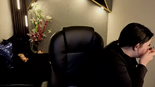 almma shy online show from November 25, 1:22 pm