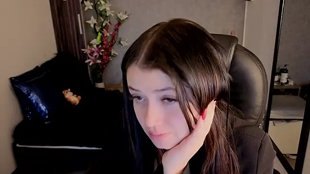 almma shy online show from October 28, 1:43 pm