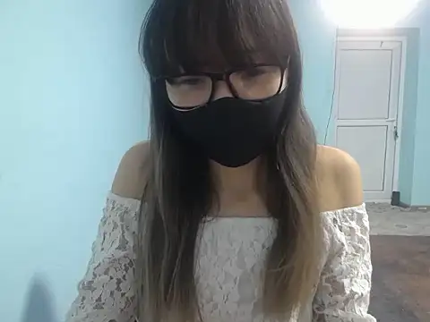 Snapshot of elllaaxx chatting on December 1, 4:24 am elllaaxx online show from December 1, 4:24 am