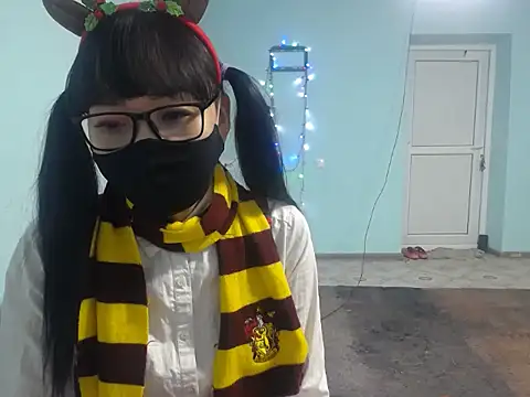 Snapshot of elllaaxx chatting on December 18, 4:50 am elllaaxx online show from December 18, 4:50 am