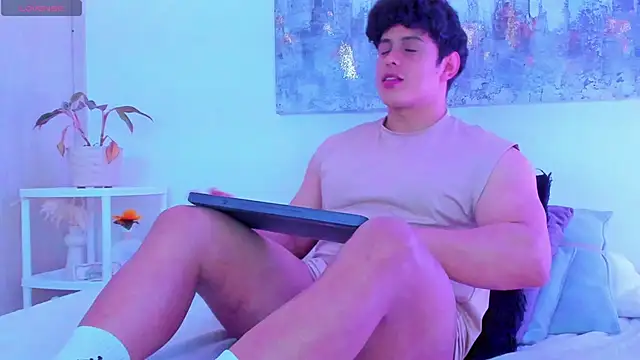 arminjones1 online show from October 31, 5:15 am