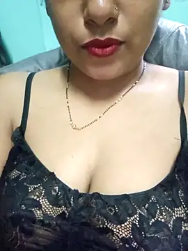 Snapshot of sexyindi_couple chatting on March 15, 6:14 am sexyindi couple online show from March 15, 6:14 am