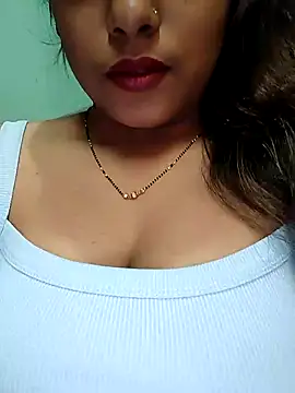 Snapshot of sexyindi_couple chatting on January 1, 7:41 am sexyindi couple online show from January 1, 7:41 am