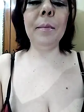 Snapshot of Lucia8600 chatting on May 10, 7:27 pm Lucia8600 online show from May 10, 7:27 pm