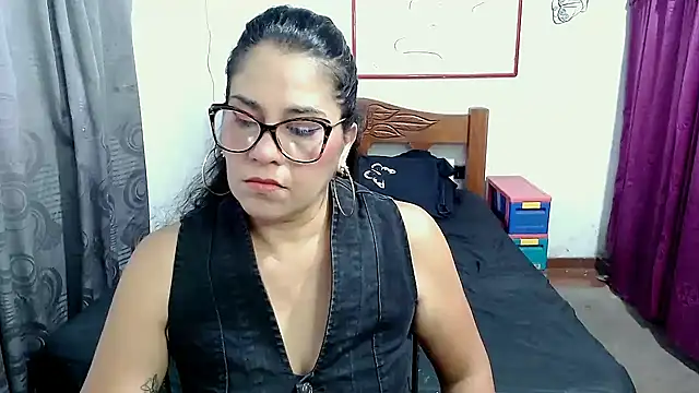 Mistresskloe01 online show from September 12, 12:27 pm