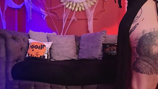 Julieta Russell online show from October 31, 3:30 pm