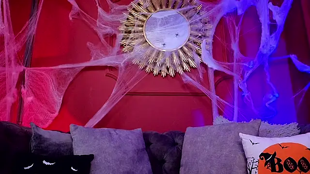 Julieta Russell online show from October 15, 1:30 pm