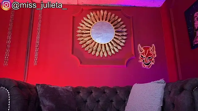 Snapshot of Julieta_Russell chatting on June 20, 12:32 pm Julieta Russell online show from June 20, 12:32 pm