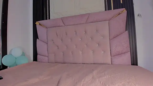 laurem-paulette online show from February 14, 8:09 pm