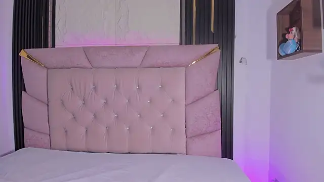 laurem-paulette online show from February 13, 6:52 pm