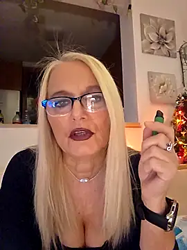 Snapshot of kikkastar chatting on December 3, 9:03 pm kikkastar online show from December 3, 9:03 pm